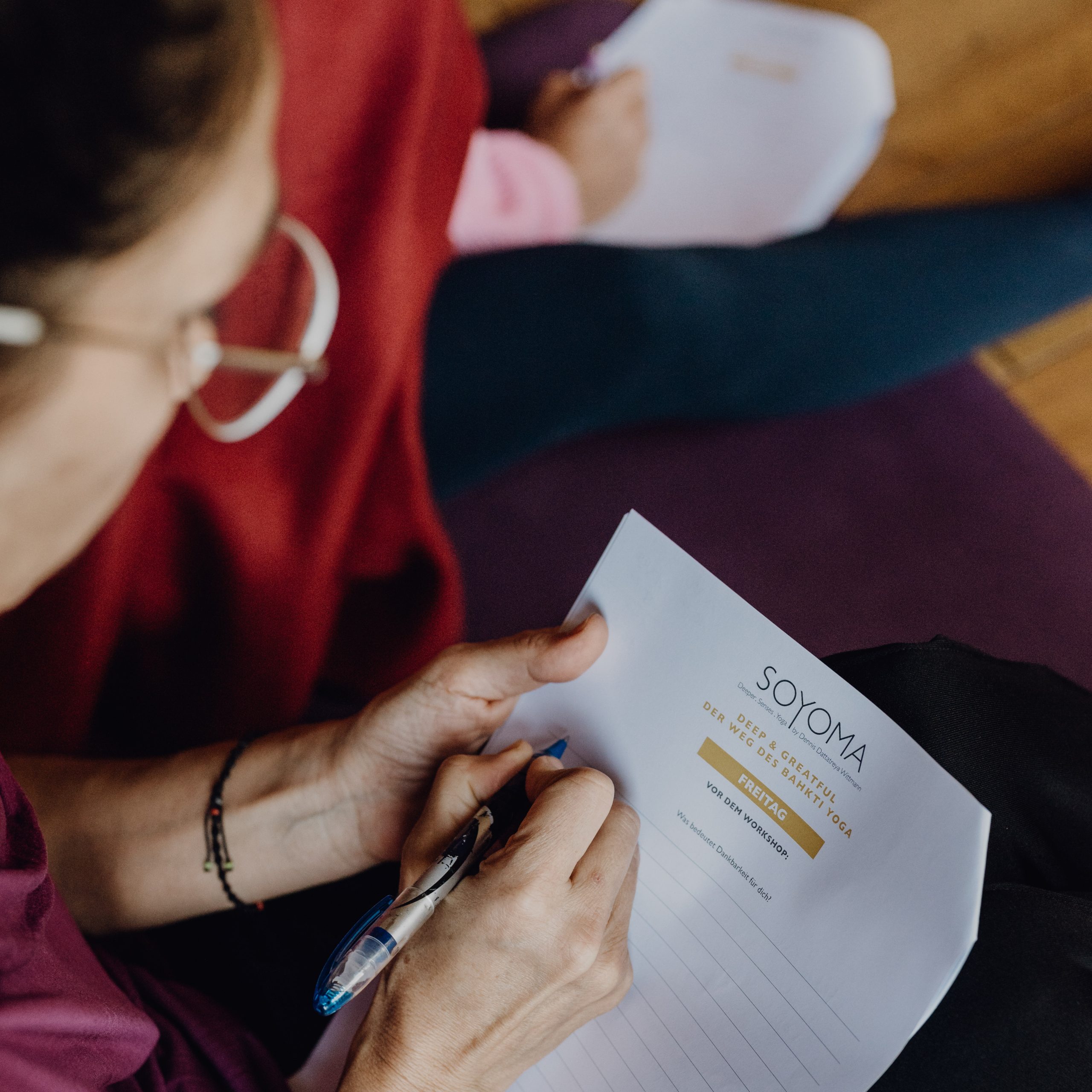 Soyoma-yoga-frau-schreibt-in-gelb-weisses-journal-buch