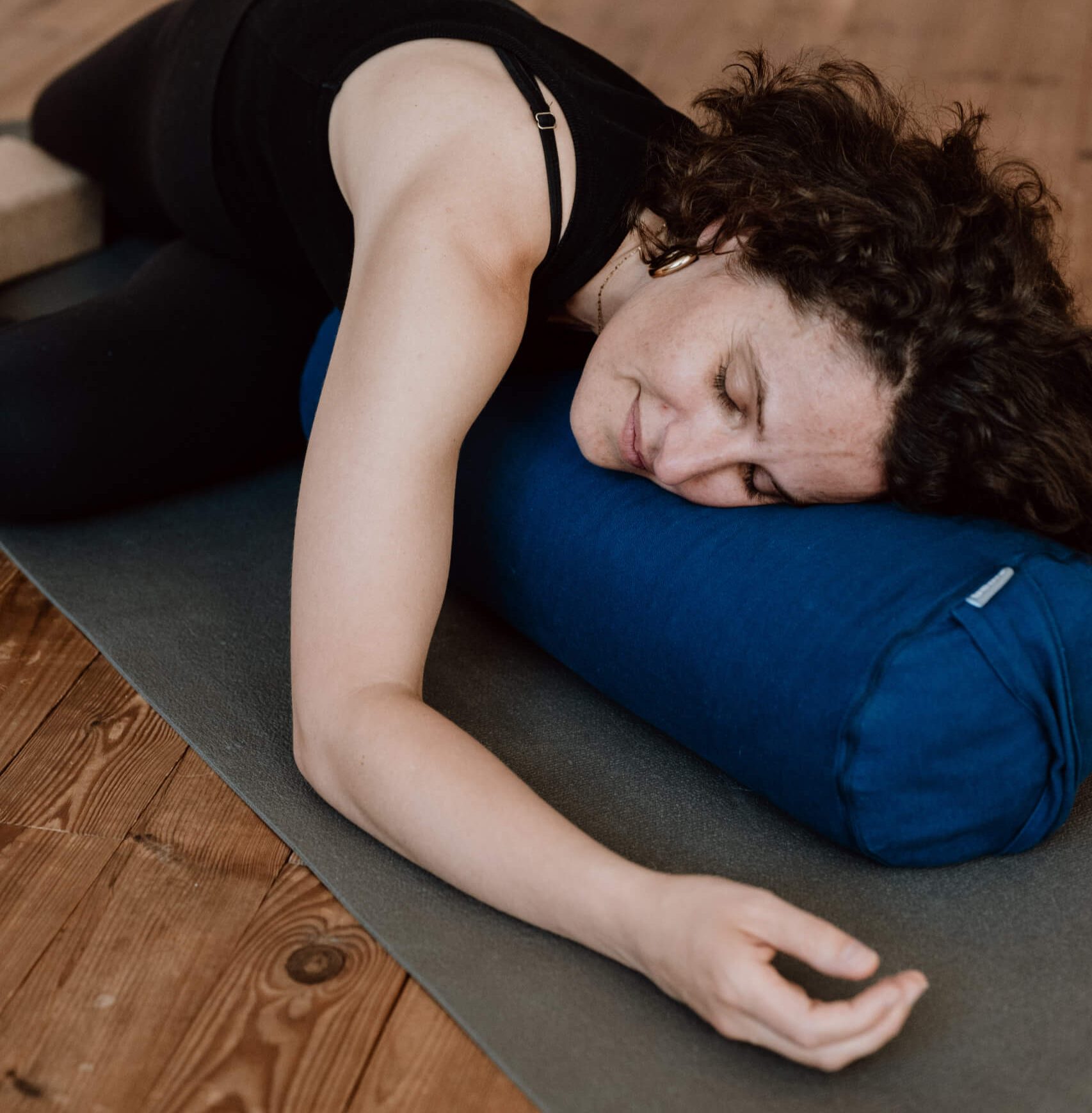 Soyoma-yoga-bea-ruht-auf-kissen-im-yin-yoga