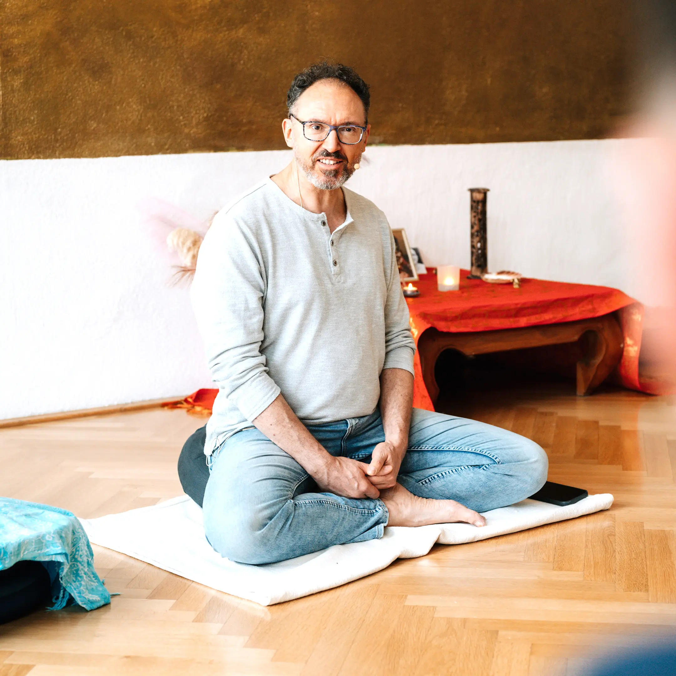 soyoma-yoga-michael-grumbach-workshop-sitzend-vor-gruppe