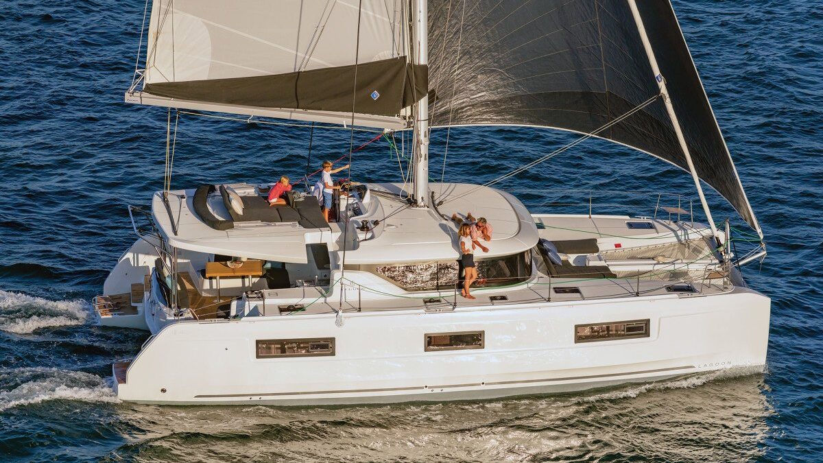 Soyoma-yoga-kathamaran-mallorca-segeln-blaues-meer